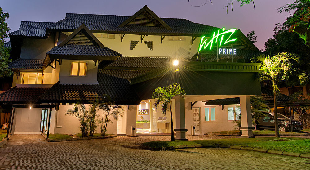 Whiz Prime Hotel Darmo Harapan Surabaya Esterno foto